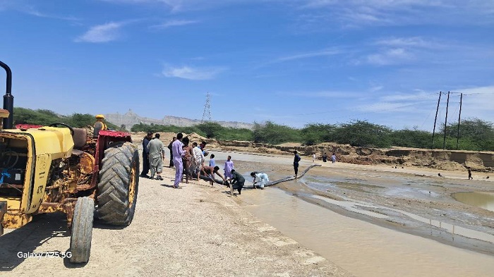 بازگشت آب به روستاهای سیل‌زده زرآباد
